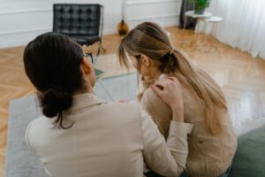 mother speaking with her daughter after learning what to say to someone who is self-harming